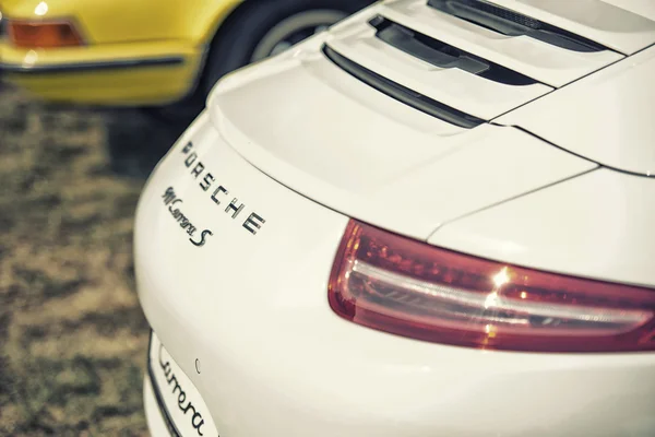 Sleza, Polonia, 15 de agosto de 2015: Primer plano del logo de Porshe 911 carrera en el Motorclassic show el 15 de agosto de 2015 en Polonia — Foto de Stock