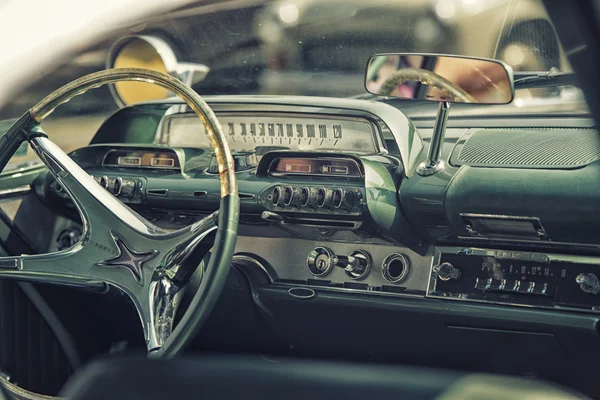 Sleza, Polonia, 15 de agosto de 2015: Primer plano en el viejo volante de coches antiguos y la cabina en el espectáculo Motorclassic el 15 de agosto de 2015 en Polonia —  Fotos de Stock