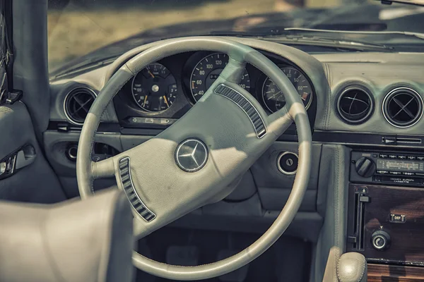 Sleza, Polonia, 15 de agosto de 2015: Primer plano en el antiguo volante y cabina de Mercedes Vintage Motorclassic show on August 15, 2015 in the Poland — Foto de Stock