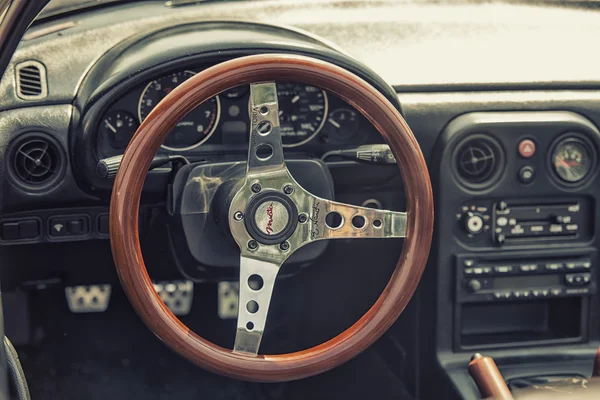 Sleza, Polonia, 15 de agosto de 2015: Primer plano en el viejo volante Vintage y la cabina en el espectáculo Motorclassic el 15 de agosto de 2015 en Polonia —  Fotos de Stock