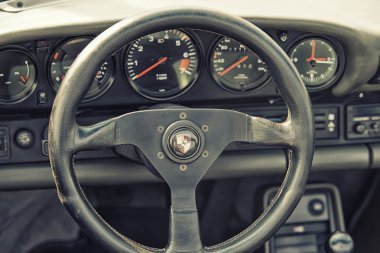 Sleza, Polonya, 15 Ağustos 2015: Porshe eski model araba direksiyon simidi ve kockpit Polonya 15 Ağustos 2015 Motorclassic şovdaki kadar yakın
