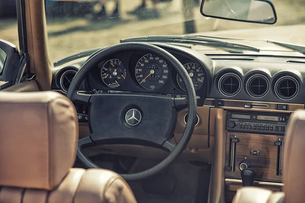 Sleza, Polônia, 15 de agosto de 2015: Fechar o volante do carro Mercedes vintage e kockpit em Motorclassic show em 15 de agosto de 2015 na Polônia — Fotografia de Stock