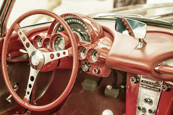 Sleza, Polen, den 15 augusti, 2015: Närbild på Corvette vintage bil ratten och kockpit på Motorclassic utställning den 15 augusti 2015 i Polen — Stockfoto