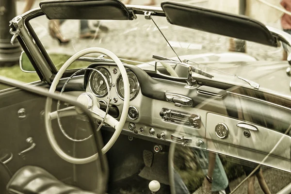 Sleza, Polônia, 15 de agosto de 2015: Fechar o volante do carro Mercedes vintage e kockpit em Motorclassic show em 15 de agosto de 2015 na Polônia — Fotografia de Stock