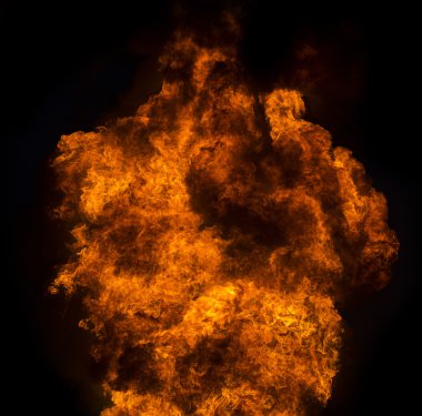 Siyah arka plan üzerine ateş alev patlama