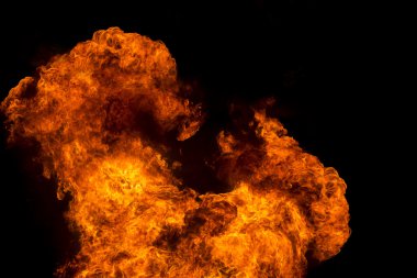 Siyah arka plan üzerine ateş alev patlama