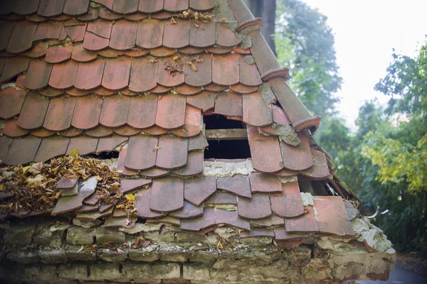 Eski tavan bir ev çöktü. — Stok fotoğraf