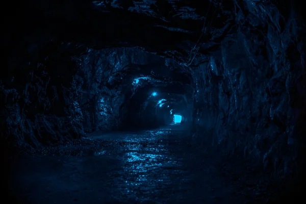 Cennete giden mavi ve sarı tünel — Stok fotoğraf