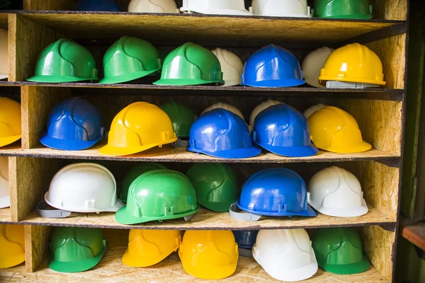 Casco de seguridad amarillo, blanco, azul y verde — Foto de Stock