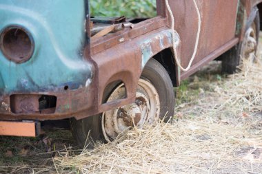 Eski araba ormanda paslanma