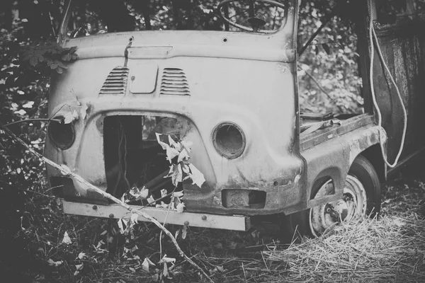 Old Car rusting in forest, black and white — Stock Photo, Image