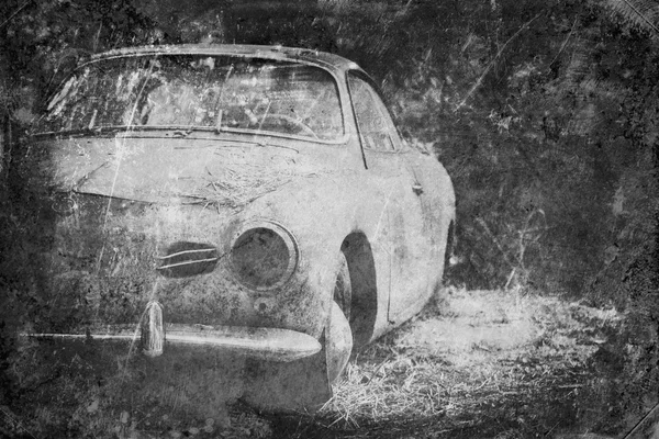 Staré auto rezivění v lese, černé a bílé retro foto efekt — Stock fotografie