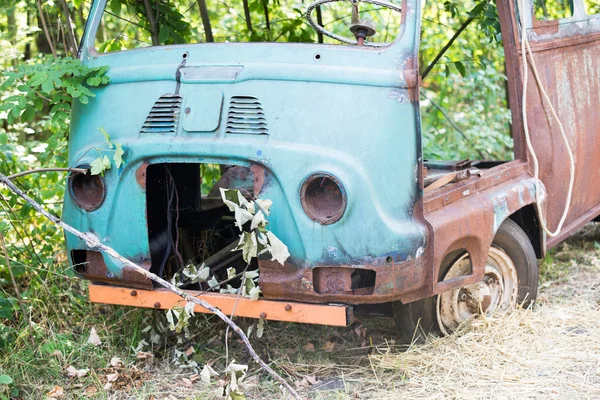 Staré auto rezavění v lese — Stock fotografie