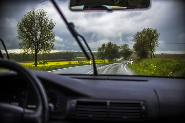 Condução em condições meteorológicas difíceis — Fotografia de Stock