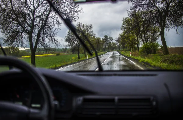 Condução em condições meteorológicas difíceis — Fotografia de Stock