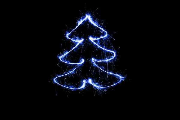 Albero di Natale blu realizzato da sparkler su sfondo nero — Foto Stock