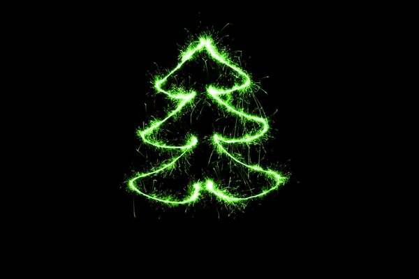 Albero di Natale verde realizzato da sparkler su sfondo nero — Foto Stock