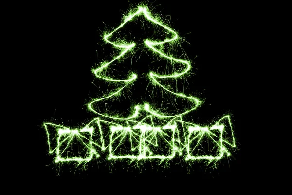 绿色的圣诞树和礼物由黑色背景上的烟火 — 图库照片