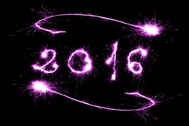 Menekşe ışıltı havai fişek ile yazılı 2016
