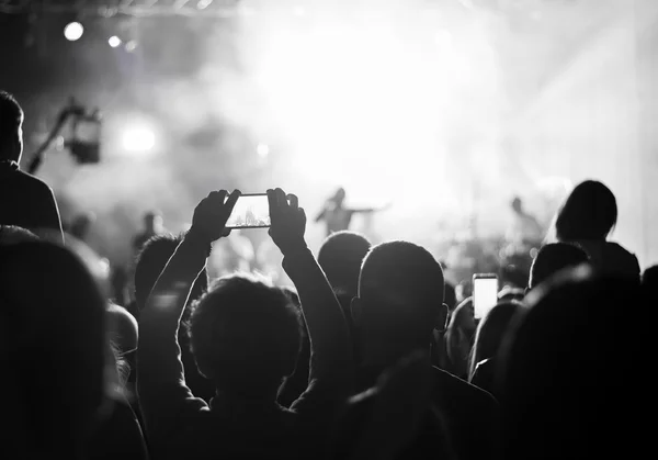 Partidarios grabando en concierto, en blanco y negro, ruido — Foto de Stock