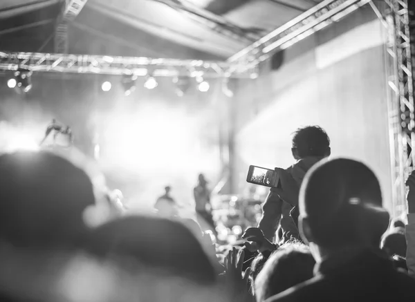 Partidarios grabando en concierto, en blanco y negro, ruido — Foto de Stock