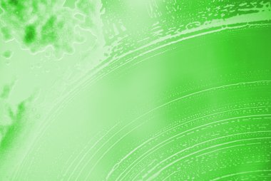 Yeşil sabun köpüğü cama lekeleri