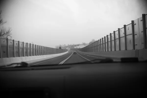 Autoroute, temps froid, noir et blanc — Photo