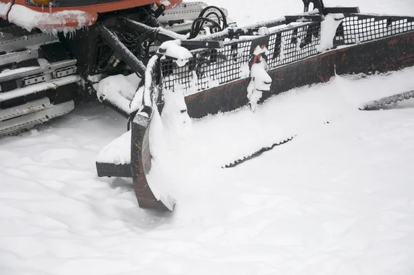 Schneepflug beseitigt Schnee von Stadtstraße — Stockfoto