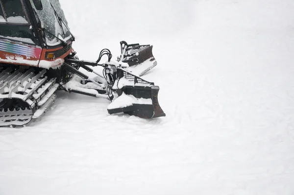 Snöplog maskin på snö — Stockfoto