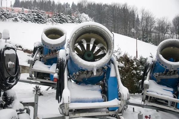 Cannone da neve sulla neve — Foto Stock
