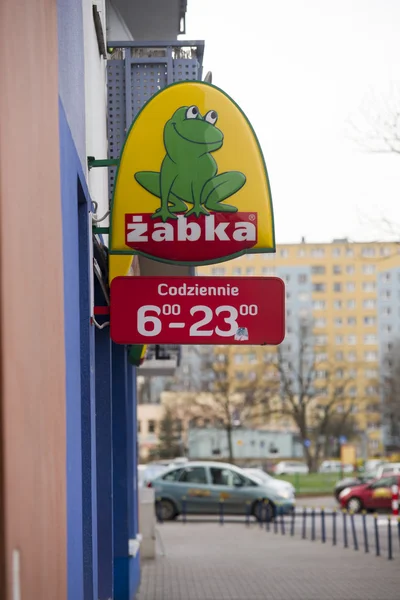 15 januari 2016 - Wroclaw: Het logo van het merk "Zabka". 15 januari 2016 in Wroclaw. Polen. — Stockfoto