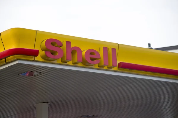 15 januari 2016 - Wroclaw: Het logo van het merk "Shell"Wroclaw, 15 januari 2016. Polen. — Stockfoto