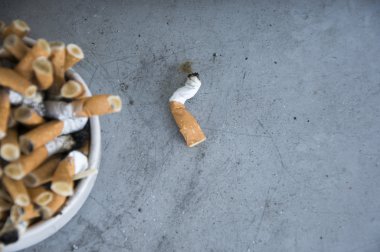 kötü bağımlılığı. kül tablası ve sigara yakın çekim