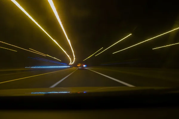 Rijden op de weg van de nacht, bewegingsonscherpte — Stockfoto