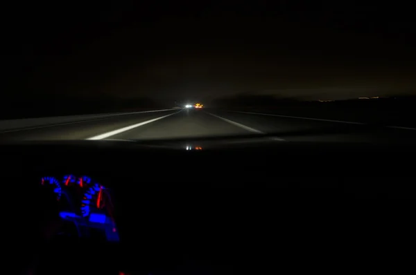 Conducir en el camino nocturno, desenfoque de movimiento — Foto de Stock