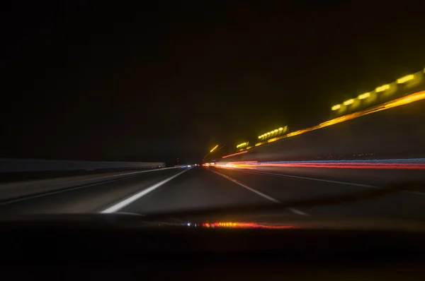 Guidare sulla strada notturna, movimento sfocato — Foto Stock