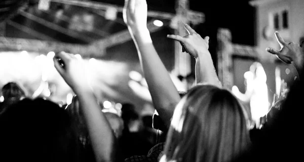 Ventiladores durante um concerto ao vivo, ruído visível devido a alta ISO, foco suave, leve desfoque de movimento — Fotografia de Stock