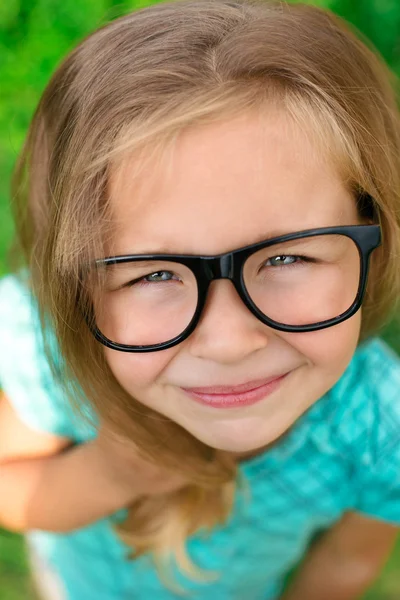 Mignonne fille drôle avec des lunettes — Photo