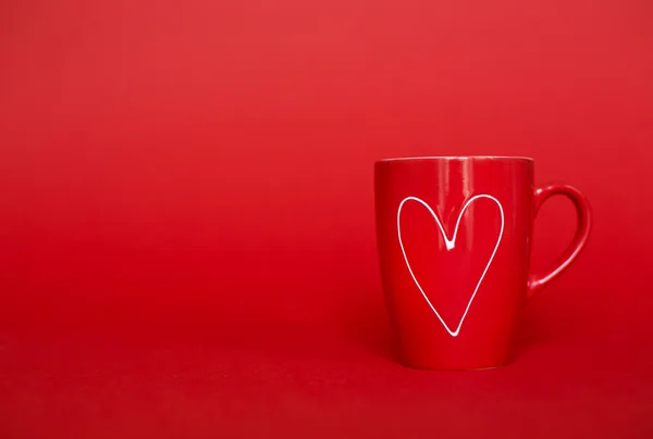 Символ сердца на красной чашке — стоковое фото