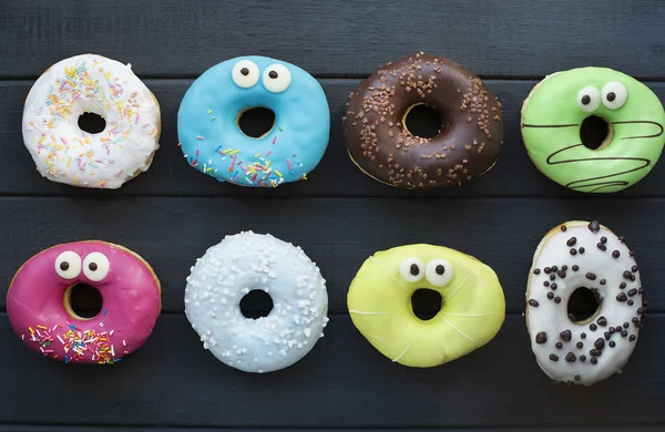 Donuts em fundo de madeira — Fotografia de Stock