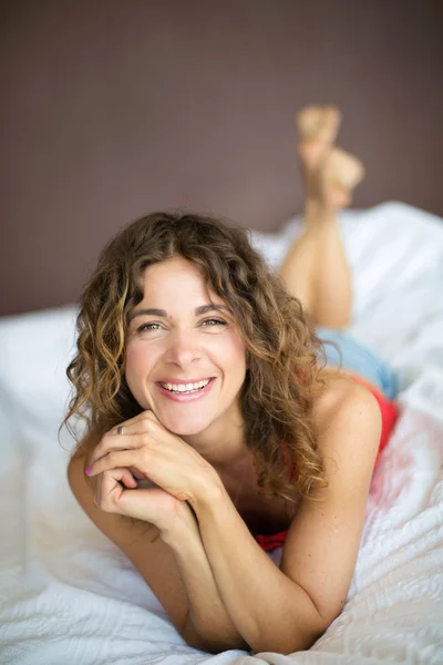 Hermosa mujer descansando en la cama — Foto de Stock