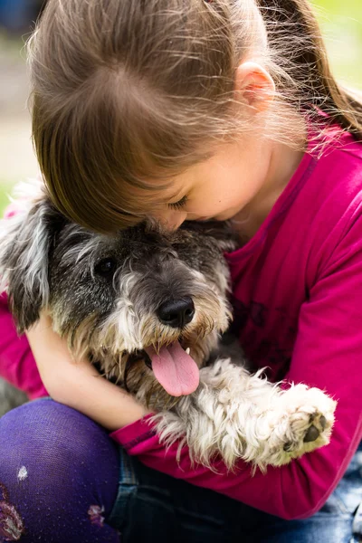 Дівчина обіймає свого собаку Ліцензійні Стокові Фото