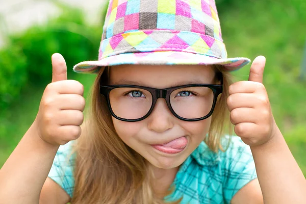 Lustiges Mädchen mit Brille — Stockfoto