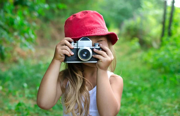 Kind mit Kamera. kleines Mädchen beim Fotografieren. schöne kleine g — Stockfoto