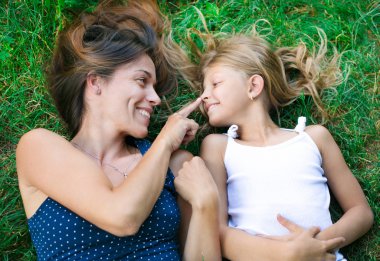 iki arkadaş çim üzerinde yalan