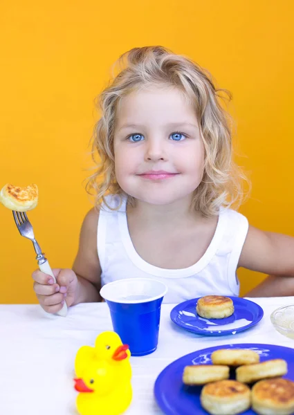 Curly girl eating delicious cheesecake — Stock Photo, Image