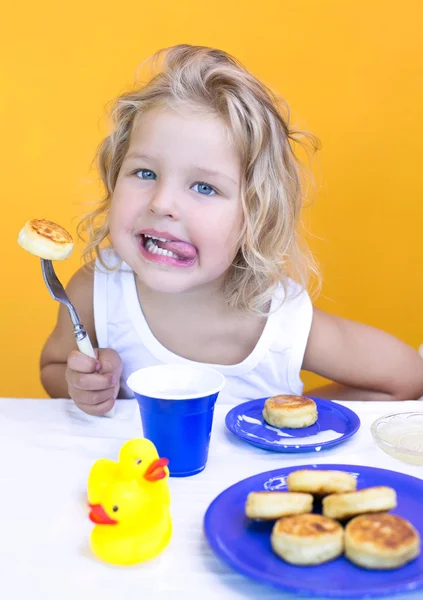 Curly girl eating delicious cheesecake — Stock Photo, Image