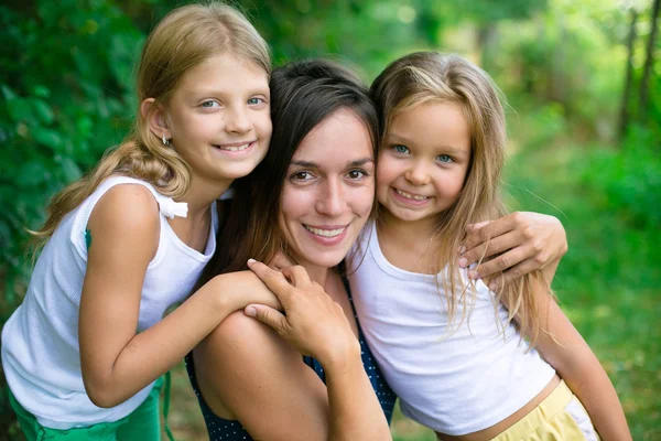 Trois belles copines posant pour la caméra — Photo