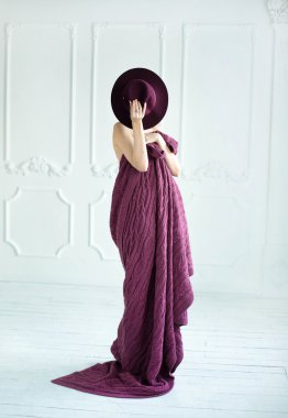 bir şapka ile gizemli kız 