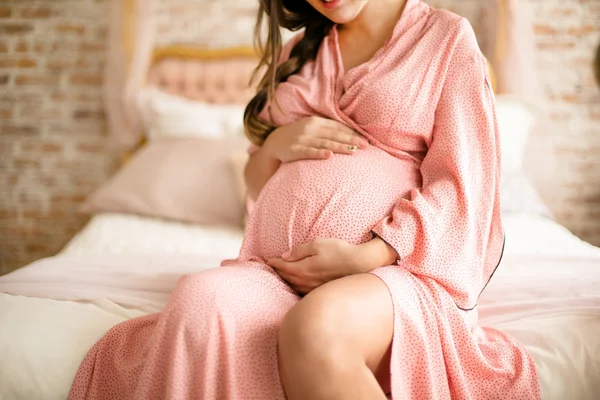 Donna in attesa del suo bambino — Foto Stock